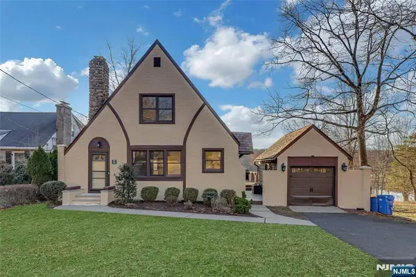 10 W Lake Drive, Wayne, NJ 07470