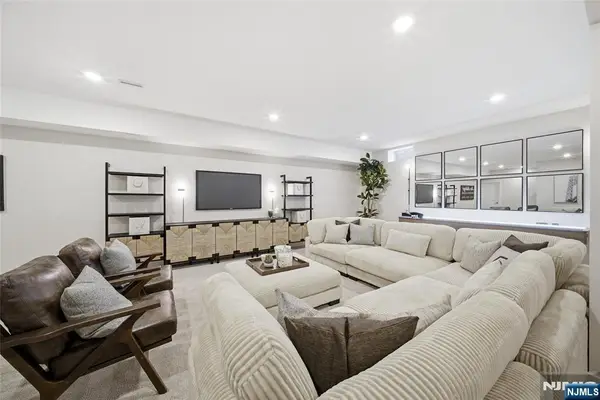 16 Belmont Place, Oakland, NJ 07036