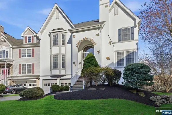 22 Falling Waters, Oakland, NJ 07436