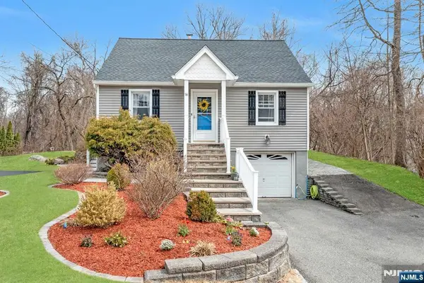 16 Morse Lake Road, Bloomingdale, NJ 07403