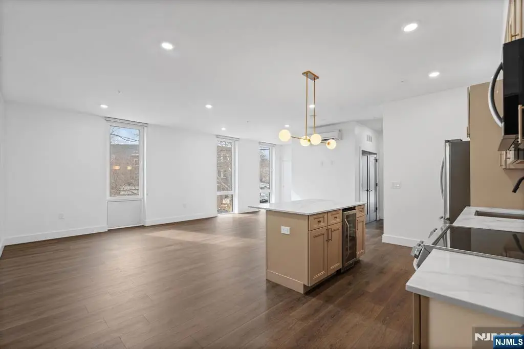 21 Lincoln Park 100, Newark, NJ 07102 - #1