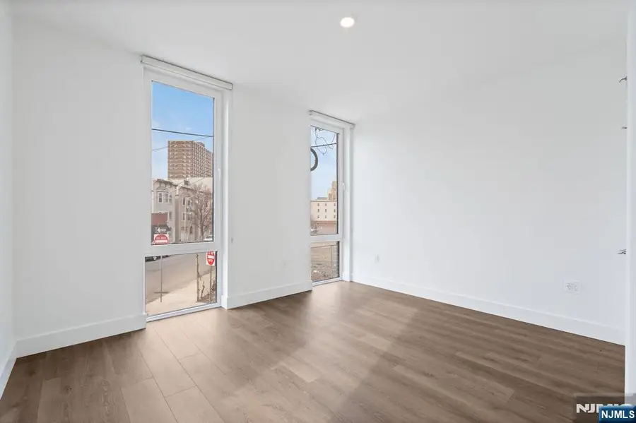 21 Lincoln Park 100, Newark, NJ 07102 - #3