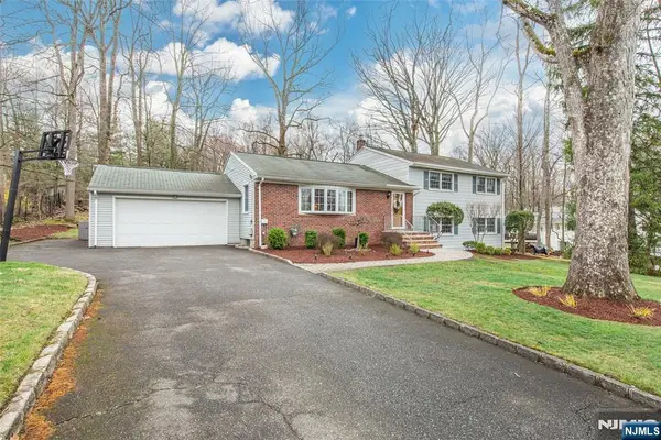 4 Oak Ridge, North Caldwell, NJ 07006