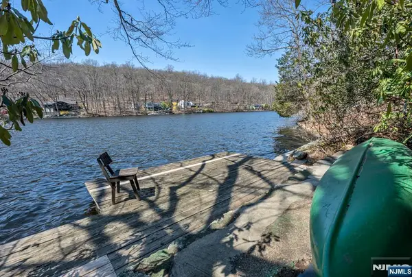 27 Middle Road, Bloomingdale, NJ 07420