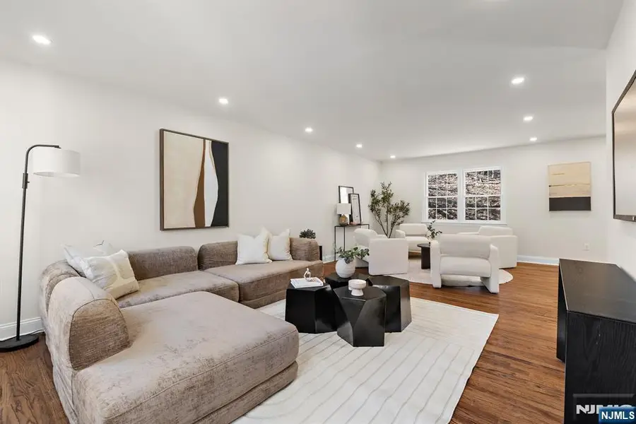 10 Robert Court, Verona, NJ 07044 - #3