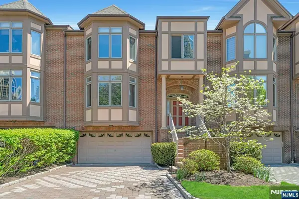 25 Victoria Place, Fort Lee, NJ 07024