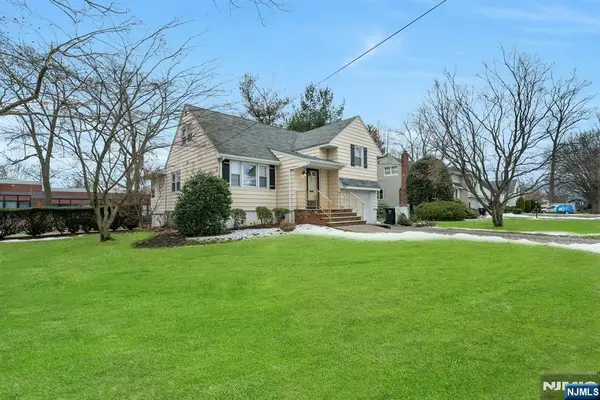 90 Arnot Place, Paramus, NJ 07652