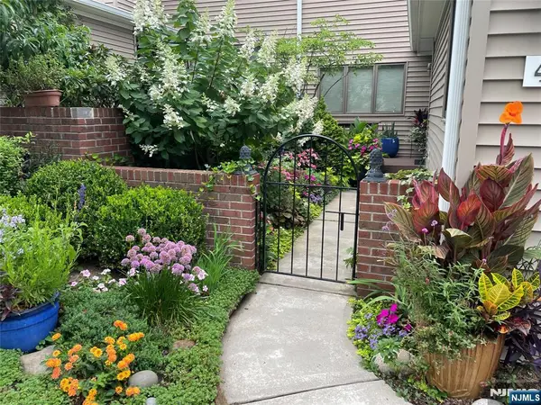 41 Litchult Lane, Mahwah, NJ 07430