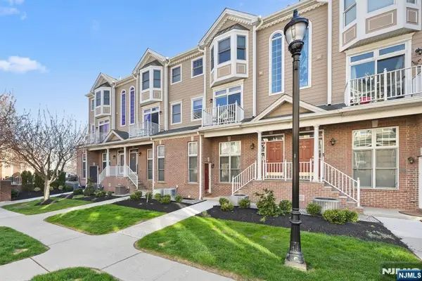 373 Kingston Court 373, West New York, NJ 07093