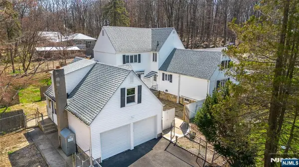 8 Stonehedge Lane, Andover Boro, NJ 07821