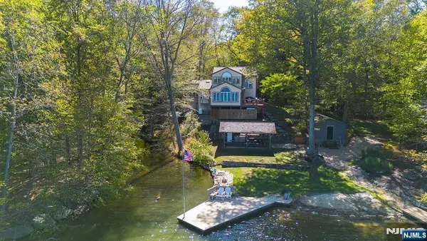 70 Harrison Lane, Bloomingdale, NJ 07403