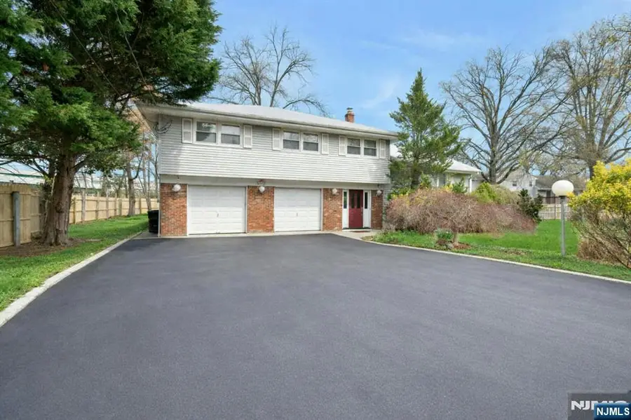 9 Hemlock Drive, Paramus, NJ 07652 - #3