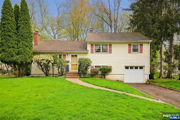 22 Springbrook Road, Livingston, NJ 07039