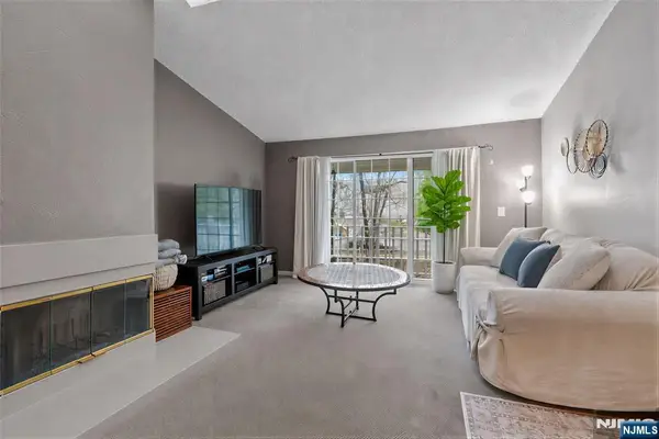 972 Juniper Way, Mahwah, NJ 07430