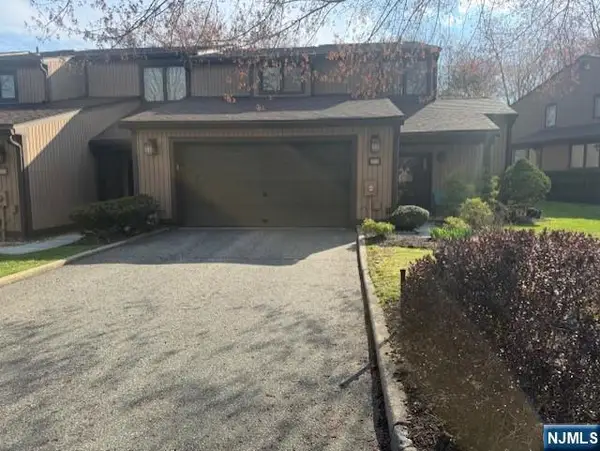 24 Ponds Circle, Wayne, NJ 07470