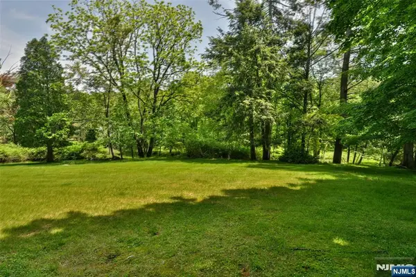 584 W Saddle River Road, Upper Saddle River, NJ 07458