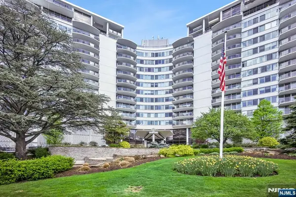 1 Claridge Drive 726, Verona, NJ 07044