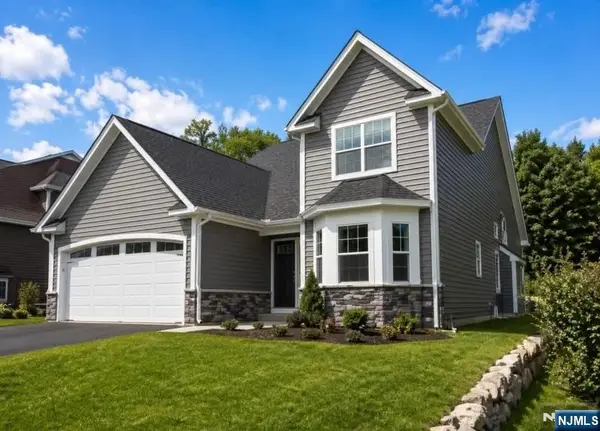 11 Bluffs Court, Hamburg, NJ 07419