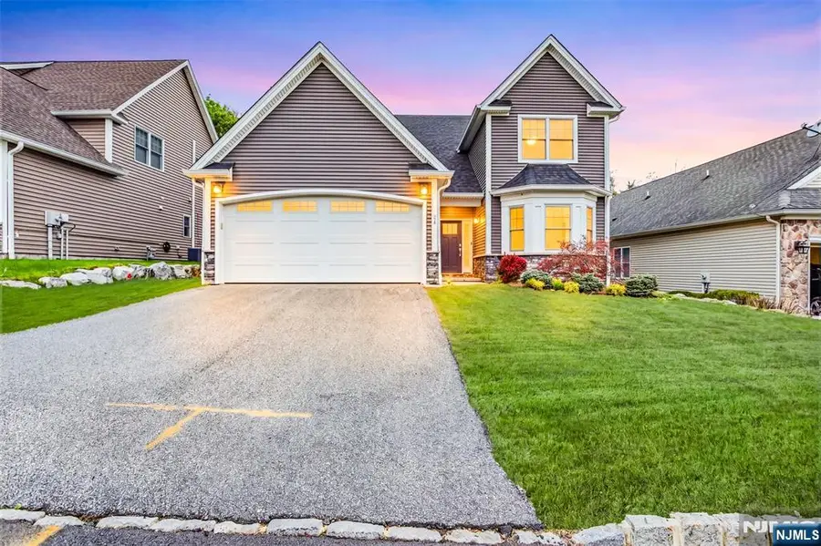 11 Bluffs Court, Hamburg, NJ 07419 - #2