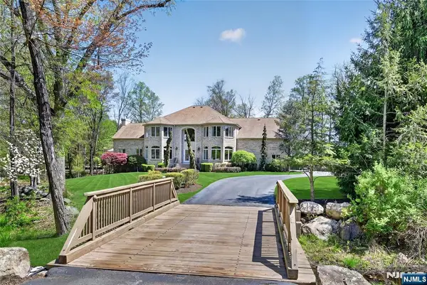 9 Heller Court, Mahwah, NJ 07430