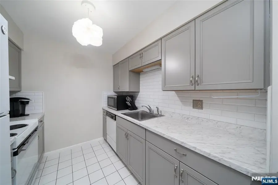 651 Riverside Avenue B17, Lyndhurst, NJ 07071 - #3