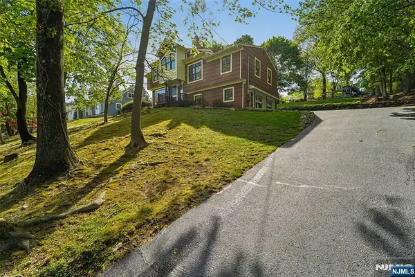 95 Knollton Road, Allendale, NJ 07401