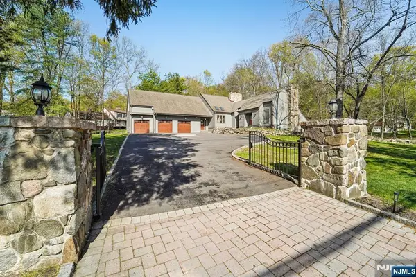 11 Carlough Road, Upper Saddle River, NJ 07458
