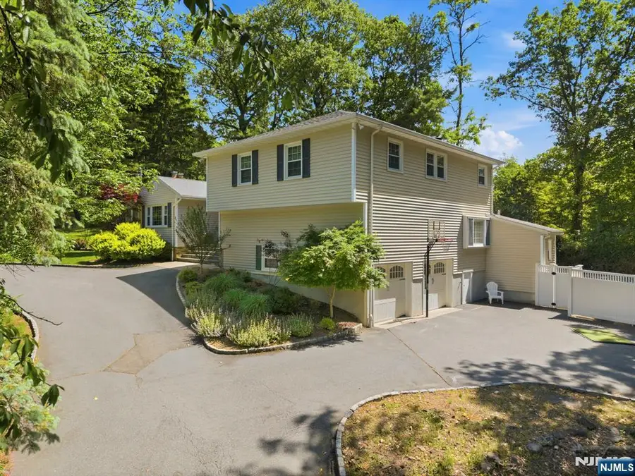 12 Wildwood Drive, North Caldwell, NJ 07006 - #3