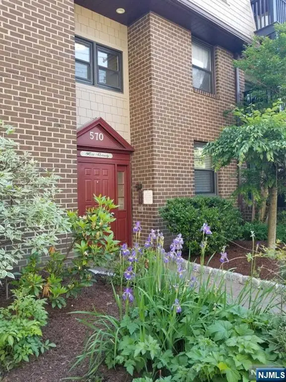 570 North Avenue F, Fort Lee, NJ 07024