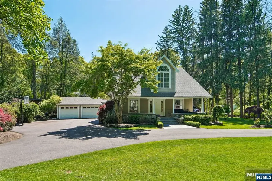 42 Hillside Avenue, Upper Saddle River, NJ 07458 - #3