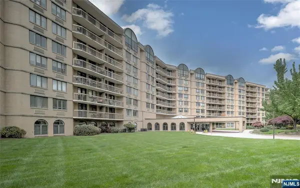10 Smith Manor Boulevard 211, West Orange, NJ 07052
