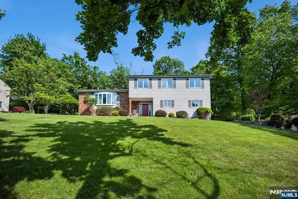 17 Stonewall Drive, Livingston, NJ 07039