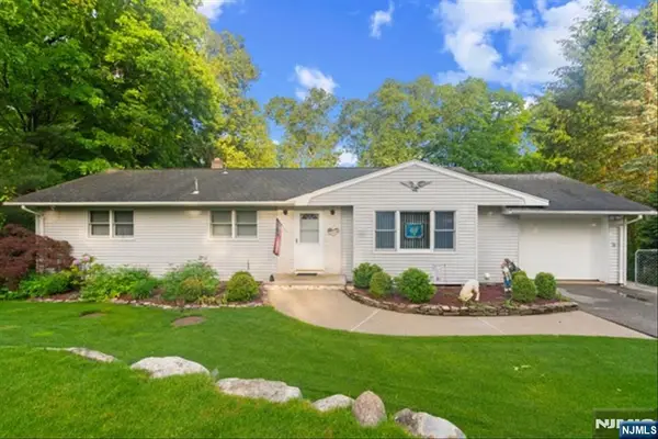 17 Foxhill Lane, Ringwood, NJ 07456
