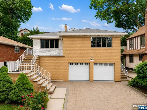 1042 Harvard Place, Fort Lee, NJ 07024