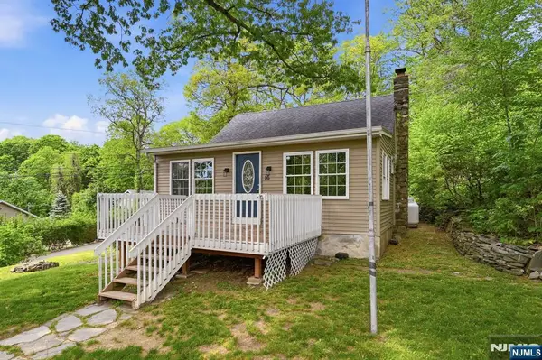 16 Morsemere Road, West Milford, NJ 07421