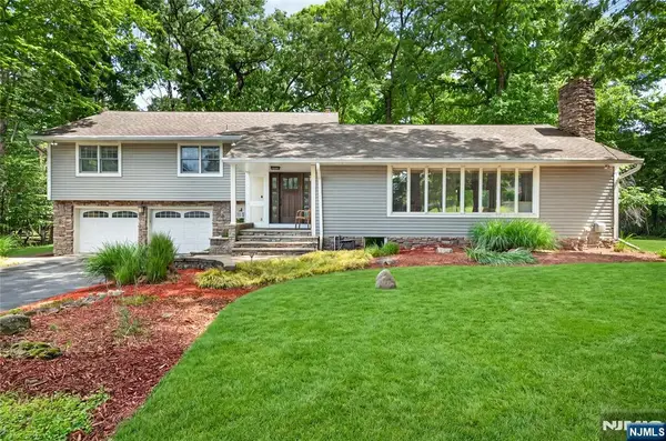 25 Cottontail Trail, Upper Saddle River, NJ 07458