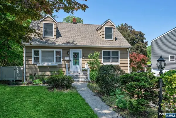 17 Canterbury Road, Ringwood, NJ 07456