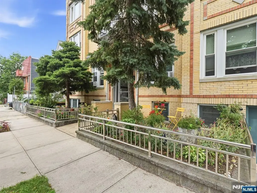 196 Pearsall Avenue 10, Jersey City, NJ 07305 - #1
