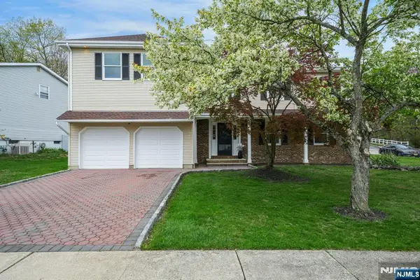 45 Holyoke Court, Wayne, NJ 07470