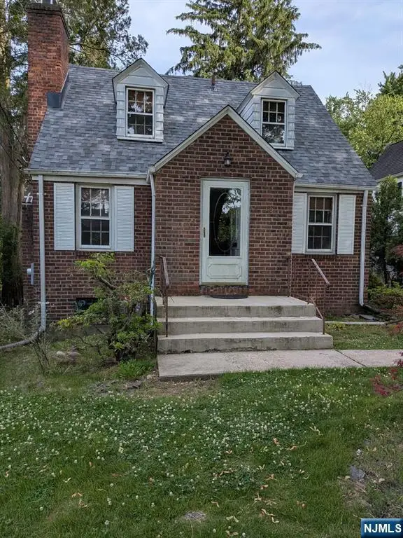 125 Eastview Avenue, Leonia, NJ 07605