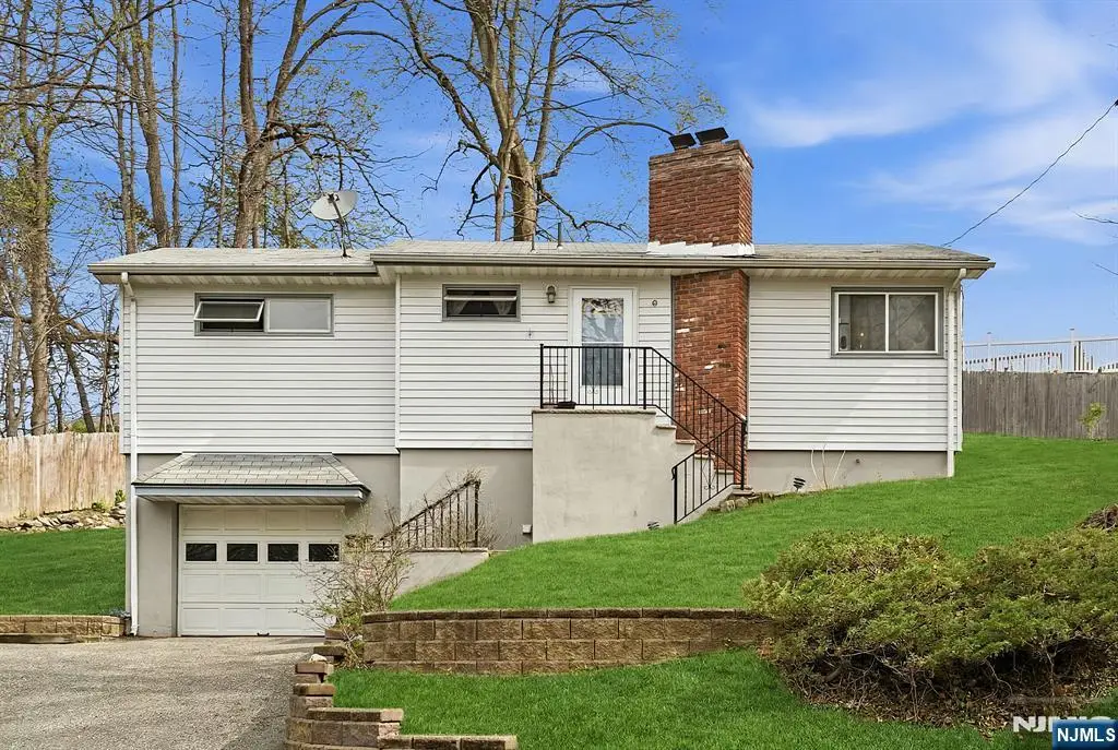 10 De Lazier Place, Bloomingdale, NJ 07403 - #1