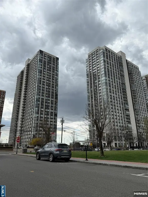 200 Old Palisade Road 3E, Fort Lee, NJ 07024