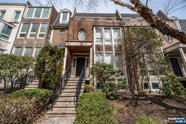 130 Kensington Drive, Fort Lee, NJ 07024