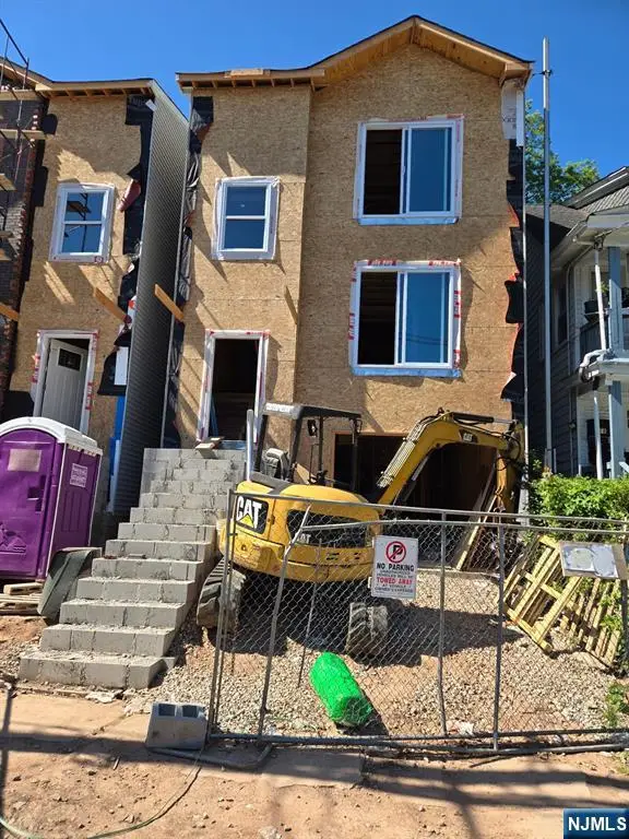 16 Cliff Street, Newark, NJ 07106