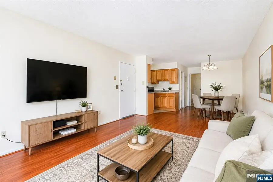 412 68th Street 17, Guttenberg, NJ 07093 - #2