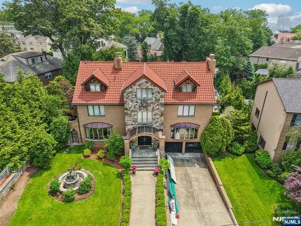 1060 Briar Way, Fort Lee, NJ 07024