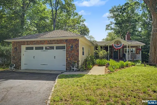 29 Minnehaha Boulevard, Oakland, NJ 07436