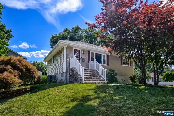 30 Heather Lane, Bloomingdale, NJ 07403