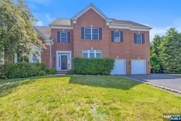 16 Commanders Court, Totowa, NJ 07512
