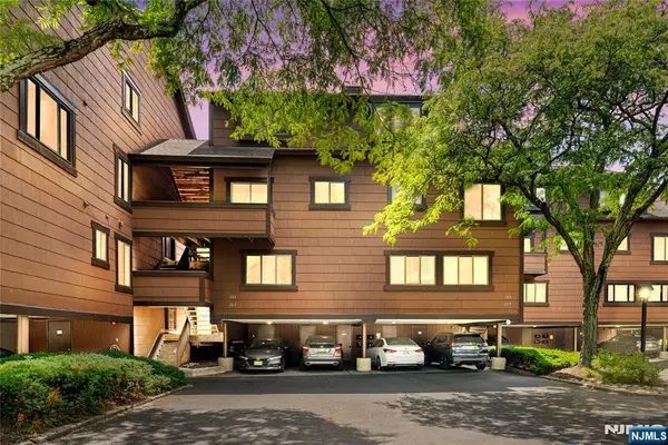 261 Sunset Key, Secaucus, NJ 07094